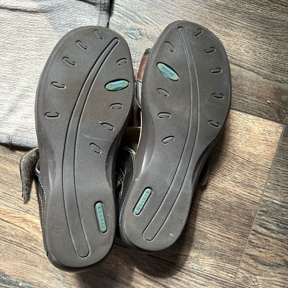 Aragon by New Balance size 7 sandals - Picture 2 of 4